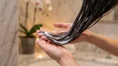 Technika mytí, která zachrání konečky: kam patří šampon a kam kondicionér