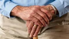 Po 55. roce tělo tuhne: tento strečink snadno vrátí pohyblivost