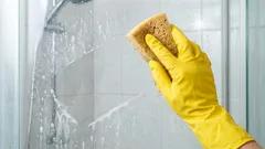 Vždy jsem se trápila s mytím sprchového koutu – tenhle trik odstranil usazeniny za pár minut