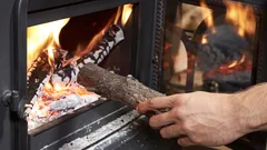 Komín se rychle vyčistí od sazí a nánosů: odborník poradil, co hodit do topeniště