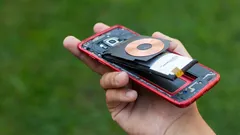 Může se kdykoli vznítit: co dělat, když se baterie v telefonu nafoukne?