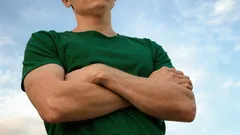 Co znamená, když si člověk během rozhovoru zkříží ruce? Psychologové mají odpověď