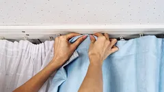 Jak osvěžit záclony i závěsy bez sundávání: rychlý postup proti prachu a pachům