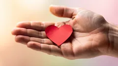 Jak poznat, že se do vás někdo určitě zamilovává - 3 nenápadné signály