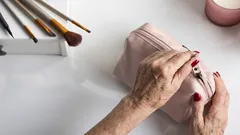 Kosmetická taštička po padesátce se mění ve zkoušku: co vyřadit, abyste si nepřidávali roky