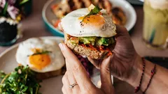 Jaké potraviny jíst k snídani a čemu je lepší se vyhnout: rady nutričních specialistů