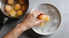 Tento zvyk všechno kazí: proč byste neměli dávat horká vejce do studené vody