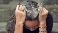 Šedé vlasy jsou nový šik: 5 střihů, které vám vrátí mladistvý vzhled bez barvení