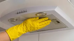 Digestoř bude zářit jako nová: jednoduchý způsob, jak ji vyčistit od mastnoty bez chemie