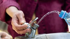 Turistům poradili jednoduchý způsob, jak ušetřit při nákupu vody na letišti