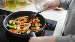 Proč nalít ocet do pánve před smažením: starý kuchařský trik