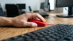 Vaše myš je nejspíš připojena ke špatnému USB portu – a tady je proč