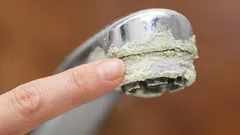 Na vodní kámen na bateriích můžete zapomenout: jednoduchý trik už mu nedá šanci