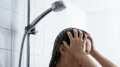 Proč se lidé stále častěji vzdávají sprchy? Expert vysvětluje, zda je to prospěšné