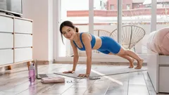 Silné tělo začíná doma: 5 cviků, které zapojí všechny svaly najednou