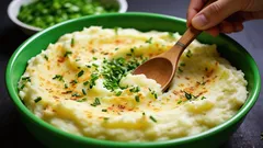 Pyré bude nadýchané a bez hrudek: šéfkuchař prozradil, co přidat úplně nakonec