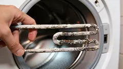 Vodní kámen se z pračky odlupuje po kusech: nepomůže chemie, ale kuchyňský prostředek