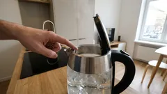 Proč by se voda neměla vařit dvakrát: důsledky, o kterých se mlčí