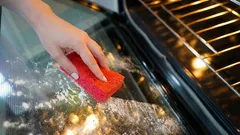 Ani ocet, ani soda: jak snadno vyčistit sklo trouby od mastnoty pomocí domácího prostředku