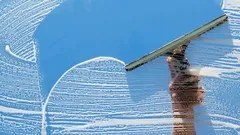 Tímto způsobem je mytí oken snadnější než kdy jindy: na oknech nezůstávají žádné šmouhy