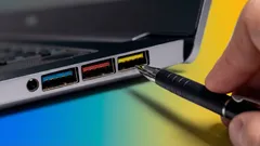 K čemu skutečně slouží žlutý USB port a jaká je jeho hlavní nevýhoda?