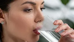 Zeptali jsme se čtyř expertů, zda horká voda pomáhá zhubnout – všichni odpověděli stejně