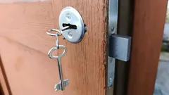 Proč nelze nechávat klíč v zámku dveří? Nejedná se o ochranu, ale o usnadnění vloupání