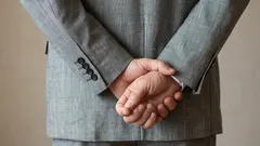 Co znamená chůze s rukama za zády z psychologického hlediska – odpověď odborníka