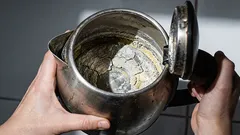 Vodní kámen zmizí během pár minut: Tohle nalijte do rychlovarné konvice místo octa