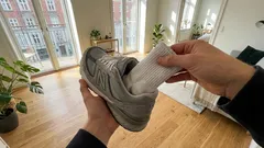 Nepříjemný zápach z bot zmizí jednou provždy: jednoduchý a účinný trik s ponožkou