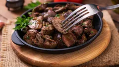 Přidávám jen špetku: tajemství dokonale jemných kuřecích jater, která se rozplývají na jazyku