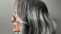 Barvení vlasů po 70: tajemství odstínů, které nestárnou, ale omlazují