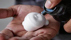 Nevyhazujte starou pěnu na holení: na kobercích dokáže dělat zázraky