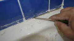 Spáry mezi dlaždicemi budou za 30 minut sněhově bílé: rychlý způsob, jak je vybělit