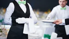 Co znamená pomáhat číšníkům odnášet talíře? Psychologové odhalili zajímavé detaily