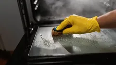 Tenhle kuchyňský produkt vyčistí troubu lépe než drahé prostředky – sklo bude jako nové