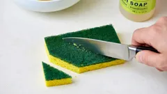 Proč hospodyně odstřihují roh houbičky na nádobí: o tomhle triku ví jen pár lidí