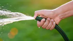 Jak zvýšit tlak v zahradní hadici bez volání instalatéra – jednoduchá řešení