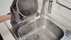 Nikdy nevylévejte vařící vodu do dřezu – instalatér popsal následky