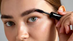 Husté obočí může mít každý – stačí mu věnovat pár minut denně