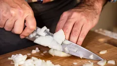 Jak krájet cibuli bez slz: pomůže jeden jednoduchý, ale účinný trik