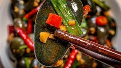 Nejpodivnější jídlo na světě: proč lidé v Číně jedí smažené kameny?