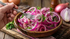 Jak připravit křupavou nakládanou cibuli jako v restauraci – kuchař prozradil triky