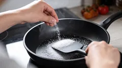 Proč potírat novou pánev solí: jednoduchý postup, který vás ochrání před nepříjemnostmi