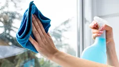 Okna se budou lesknout až do podzimu – stačí tohle přidat do vody