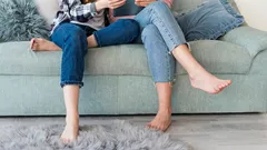 Lidé, kteří sedí s nohou pod sebou, mají 11 zvláštních povahových rysů