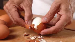 Loupání vajec nemusí zabrat mnoho času – touto metodou skořápku odstraníte okamžitě