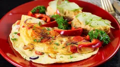 Zbylo pečené kuře? Pár běžných surovin a do půl hodiny z něj máte úplně jinou večeři