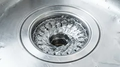 Zapomeňte na chemii: chytrý trik instalatéra, jak pročistit jakýkoli ucpaný odpad během pár minut