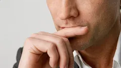 Psychologové: Co znamená, když si člověk během rozhovoru zakrývá ústa?